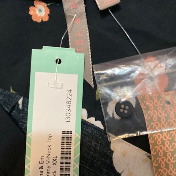 Brina & Em Lemmy Black V-neck Floral print tunic, size XXL - Picture 3 of 3